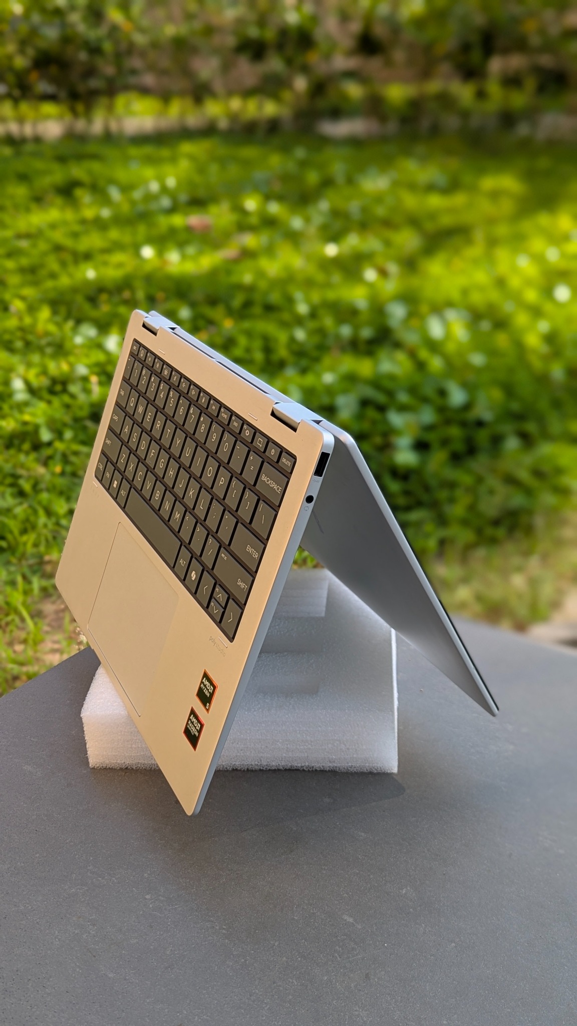 HP Envy x360 14-fa ở tư thế dựng lều
