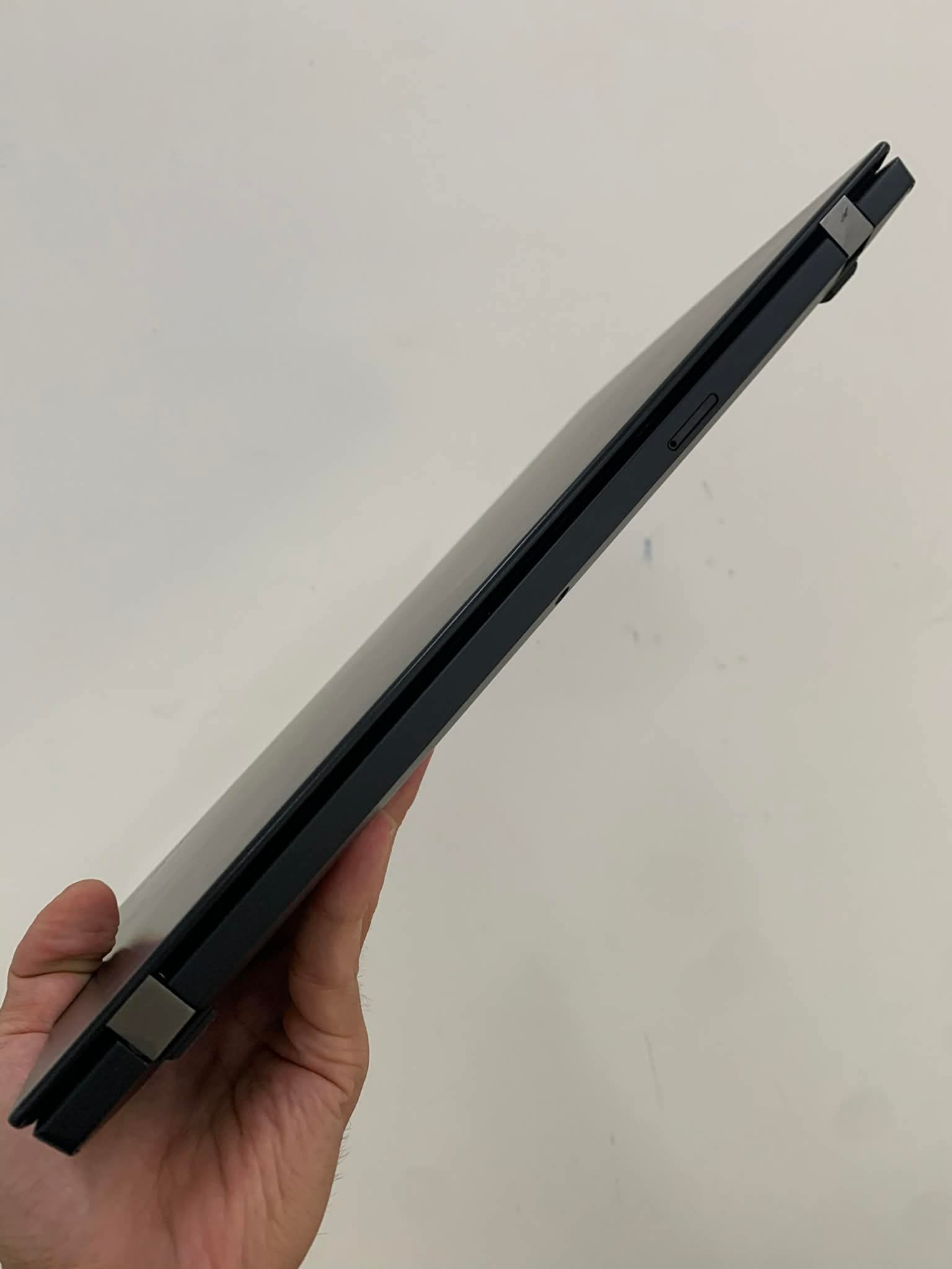 Cạnh sau và bản lề ThinkPad X13 Gen 1